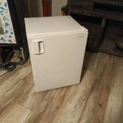 Beautiful White Samyo Mini Fridge