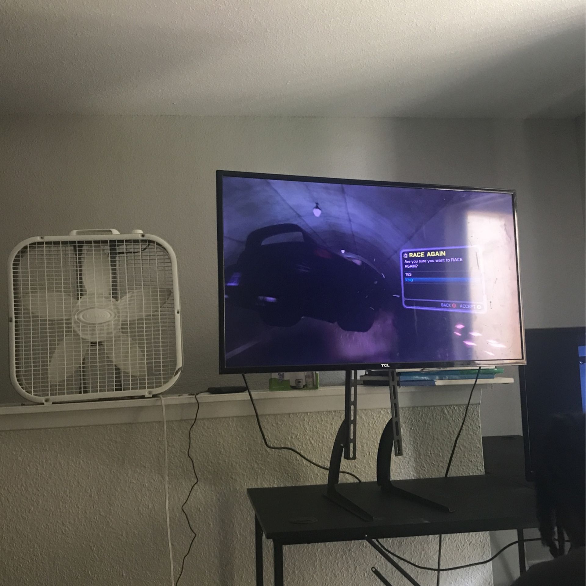 40 Inch tcl w/ tv Stand