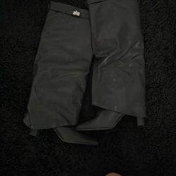 Black Boots 