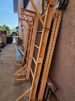 Scaffolding rolling.