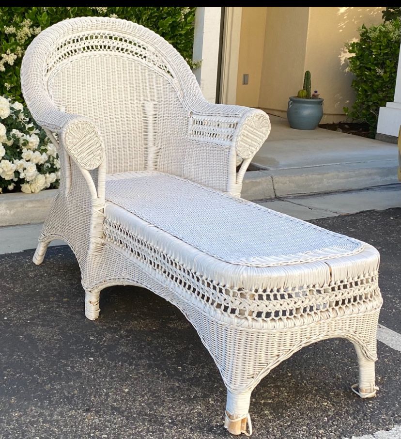 Vintage Wicker Chase Lounge