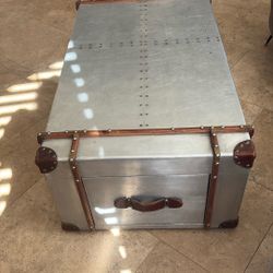 Chest Coffee Table With Leather And Rivits 