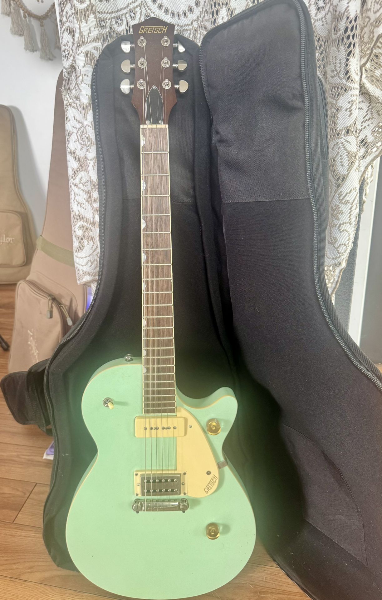 Electric Guitar Gretsch, Used Like New. 