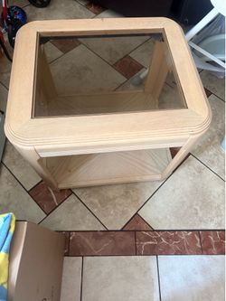 2  mesas de sala en buenas condiciones