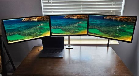 3 Monitor Screens and Mount arm