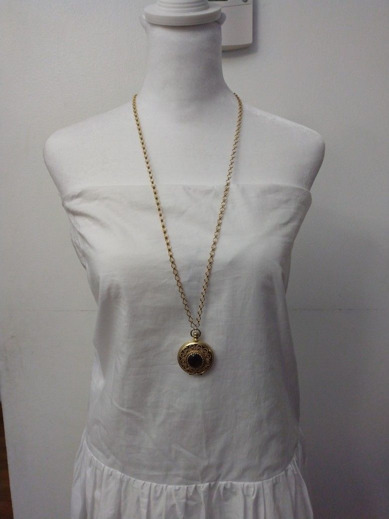 Vintage Avon 1975 Gold Tone Locket Pendant Necklace with 30" Chain