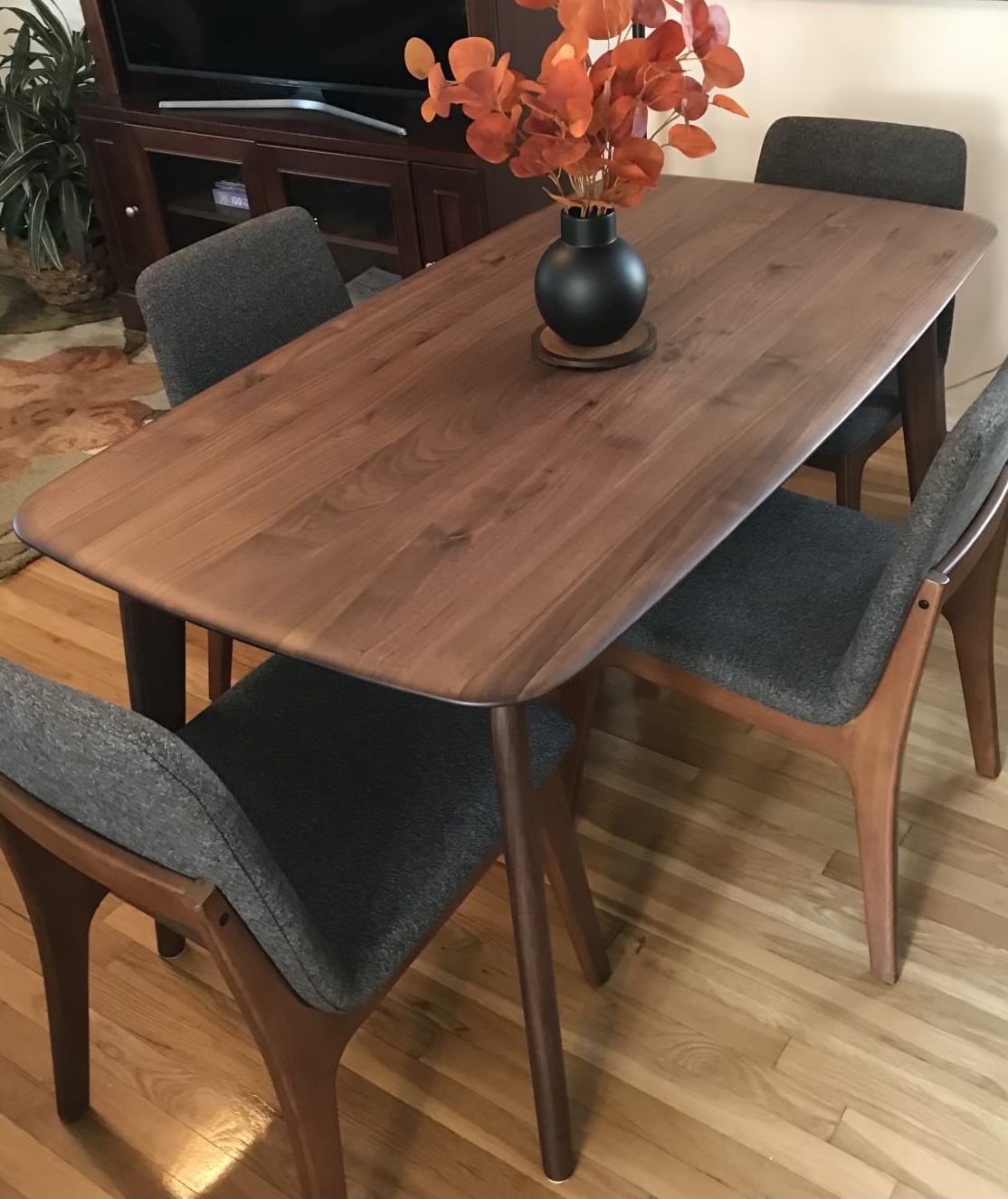 🛏️ New- CASTLERY Vincent Dining Table!(Walnut)