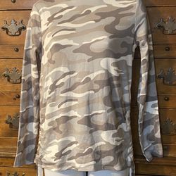 Woman’s Active  Hoodie Camo Top Size Medium By Derek Heart New With Tags