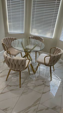 Round dining table with 4 chairs