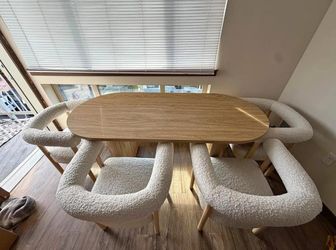 Modern Extendable Dining Table with 4 Bouclé Chairs
