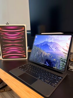 iPad Pro 12.9-inch (6th Generation) Wi-Fi + Cellular