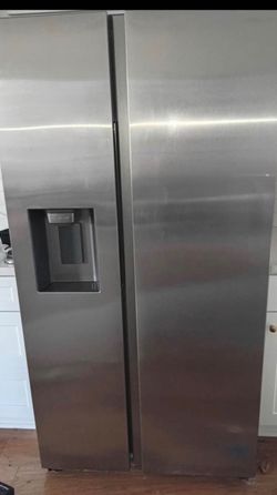 2024 Samsung Refrigerator – Like New, Stainless Steel, Ice Dispenser – Triana, AL