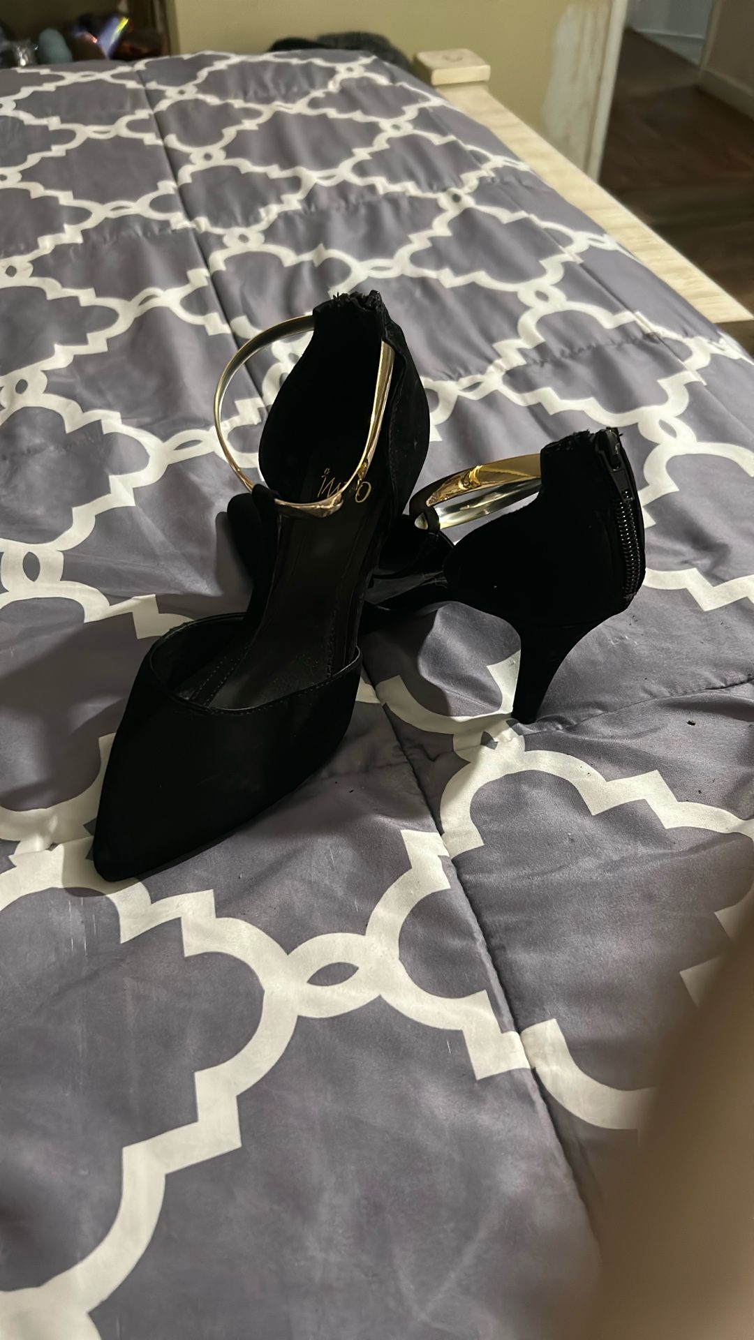 Black And Gold Heels π 7-1/2.