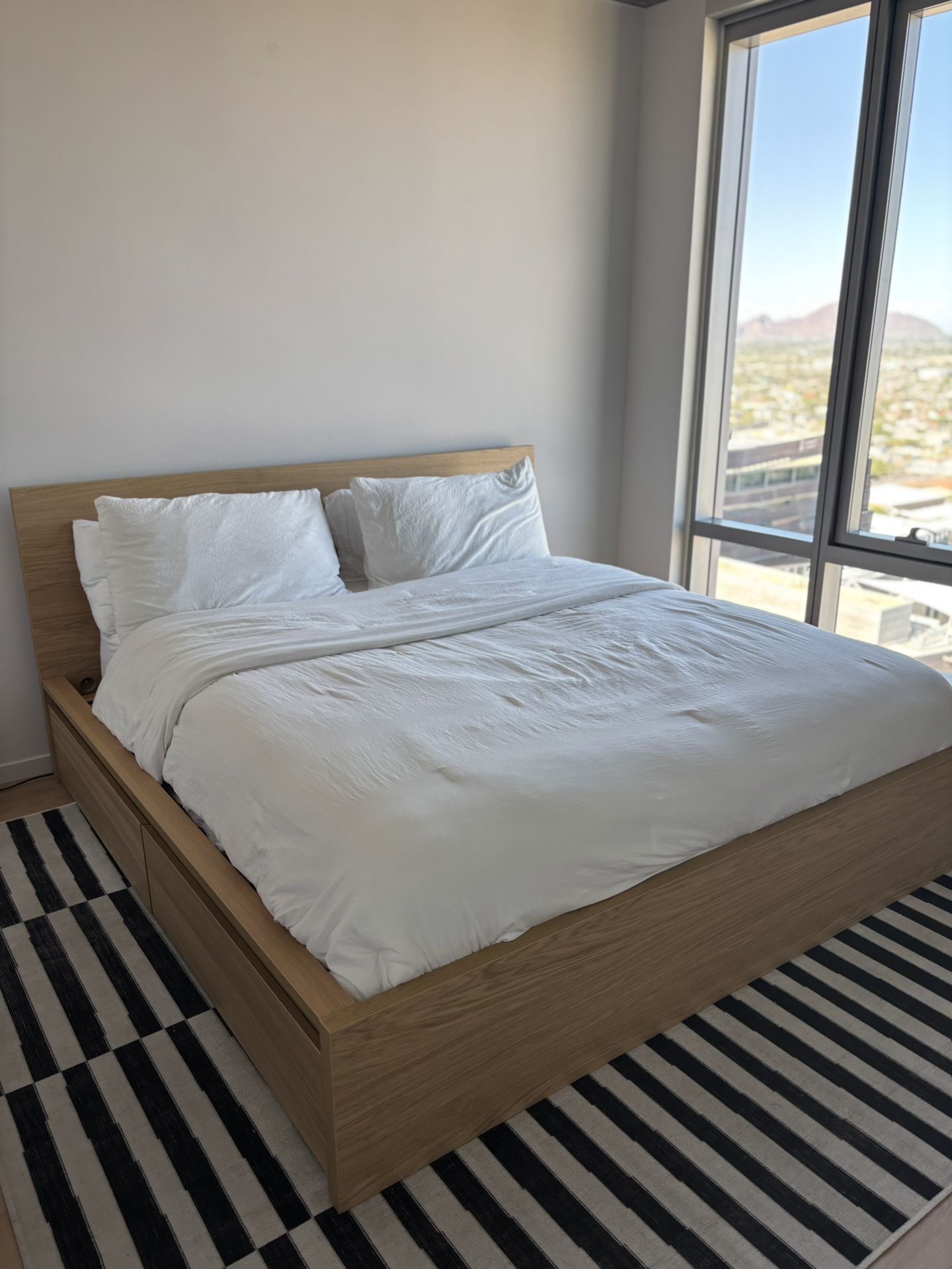 King bed Frame With Rug