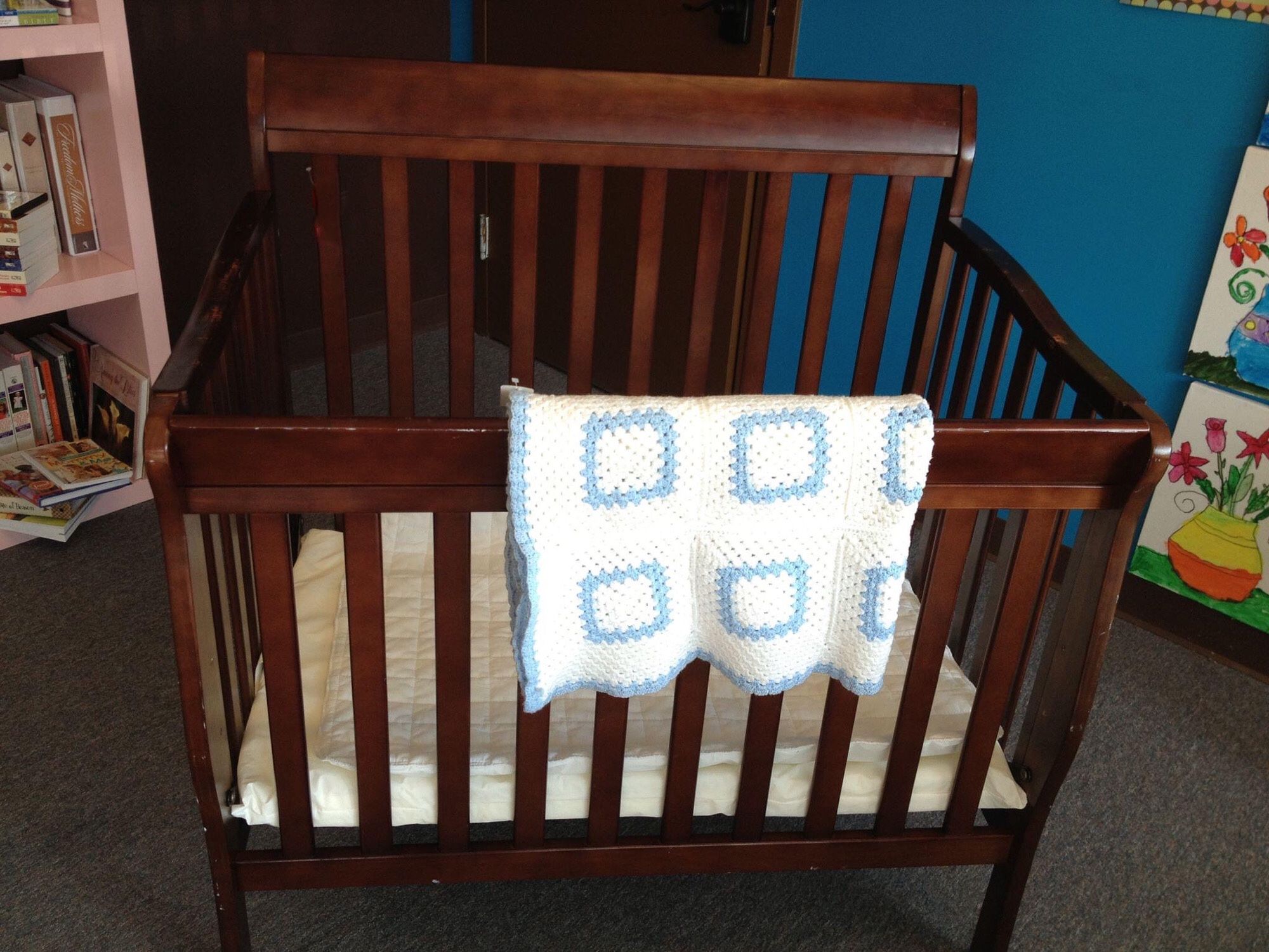 2 N 1 Mini Convertible  Crib  With  Mattress  And  Sheets 