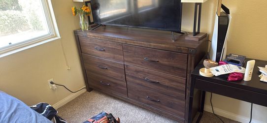 Ashley Furniture Trinell 6-Drawer Dresser
