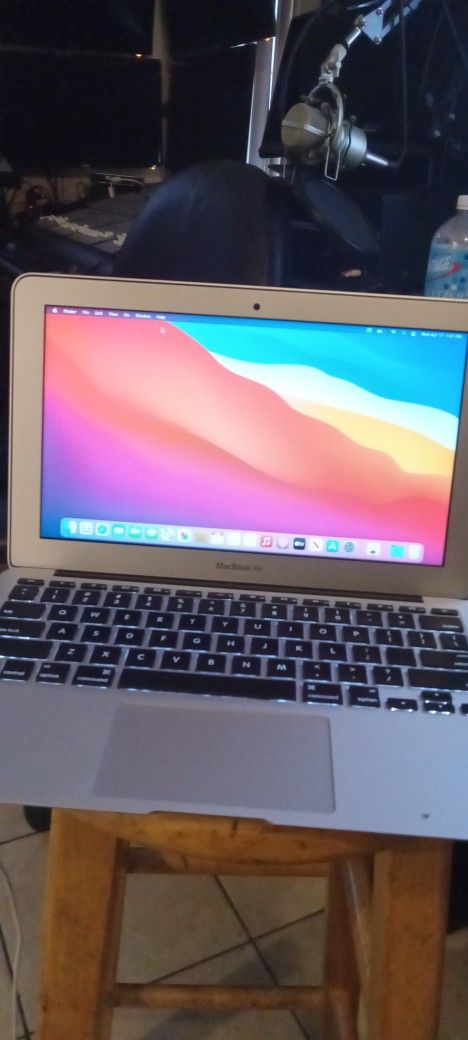 Apple MacBook Air 11.6" 1.4 Ghz I5 Processor 128gb Ssd 4gb Ram 0s Monterey Very Clean 