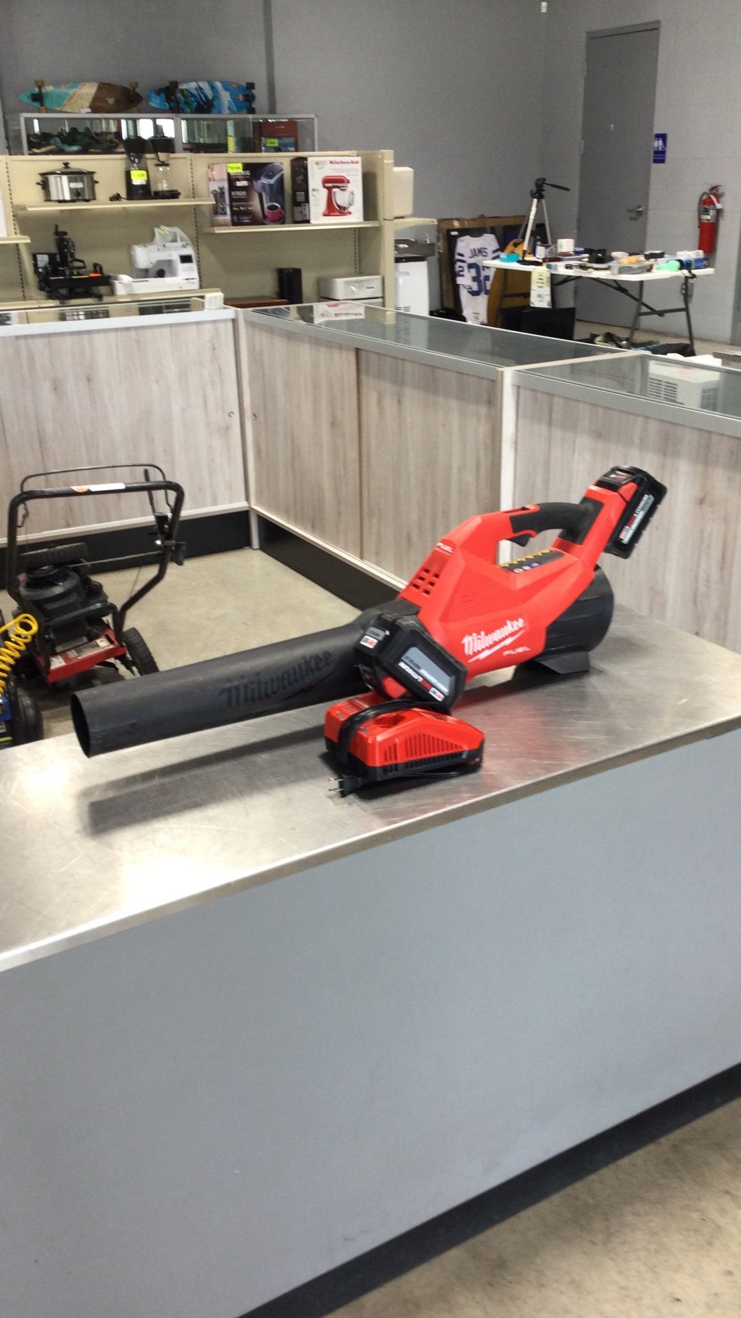 Milwaukee Blower w/ Charger & 2 Batteries 