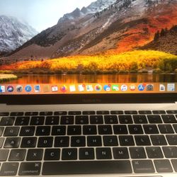 MacBook Pro (13-inch, 2017, Two Thunderbolt 3 ports