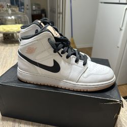 6.5Y - Jordan 1 Mid