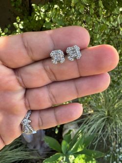 18k gold diamond earrings, 4.1 grams, price is firm.