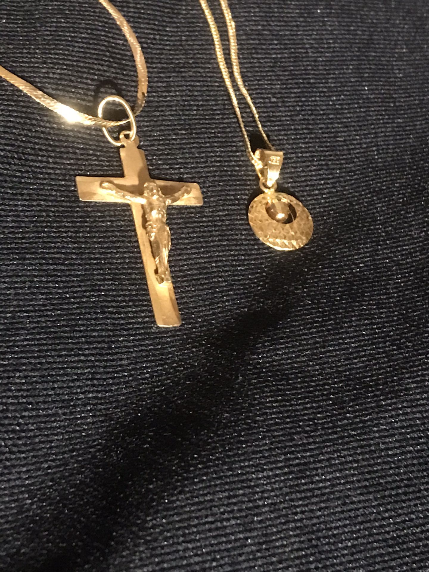 Two gold chains & 2 gold pendants