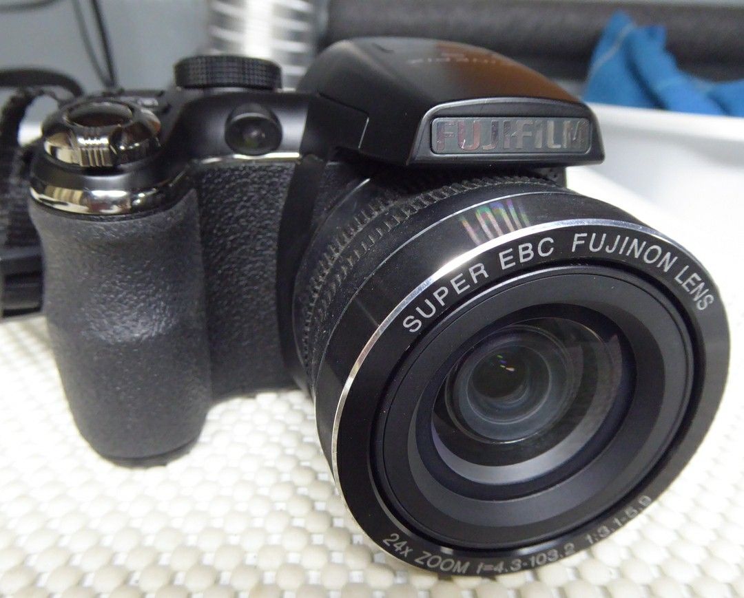 Fujifilm S4200 14MP Camera