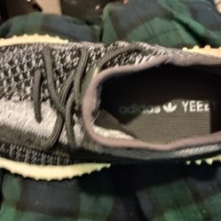 $50. NEW. 1 LEFT SHOE SIZE 5.5USA/38MEX!!! NO RIGHT SHOE!!!Adidas Yeezy Boost 350 V2 Low Carbon SHOE SIZE  5.5 