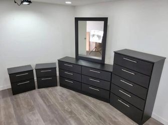 Dresser with Mirror, Chest and Nightstands / Comoda con Espejo, Gvetero y Mesitas de Noche 