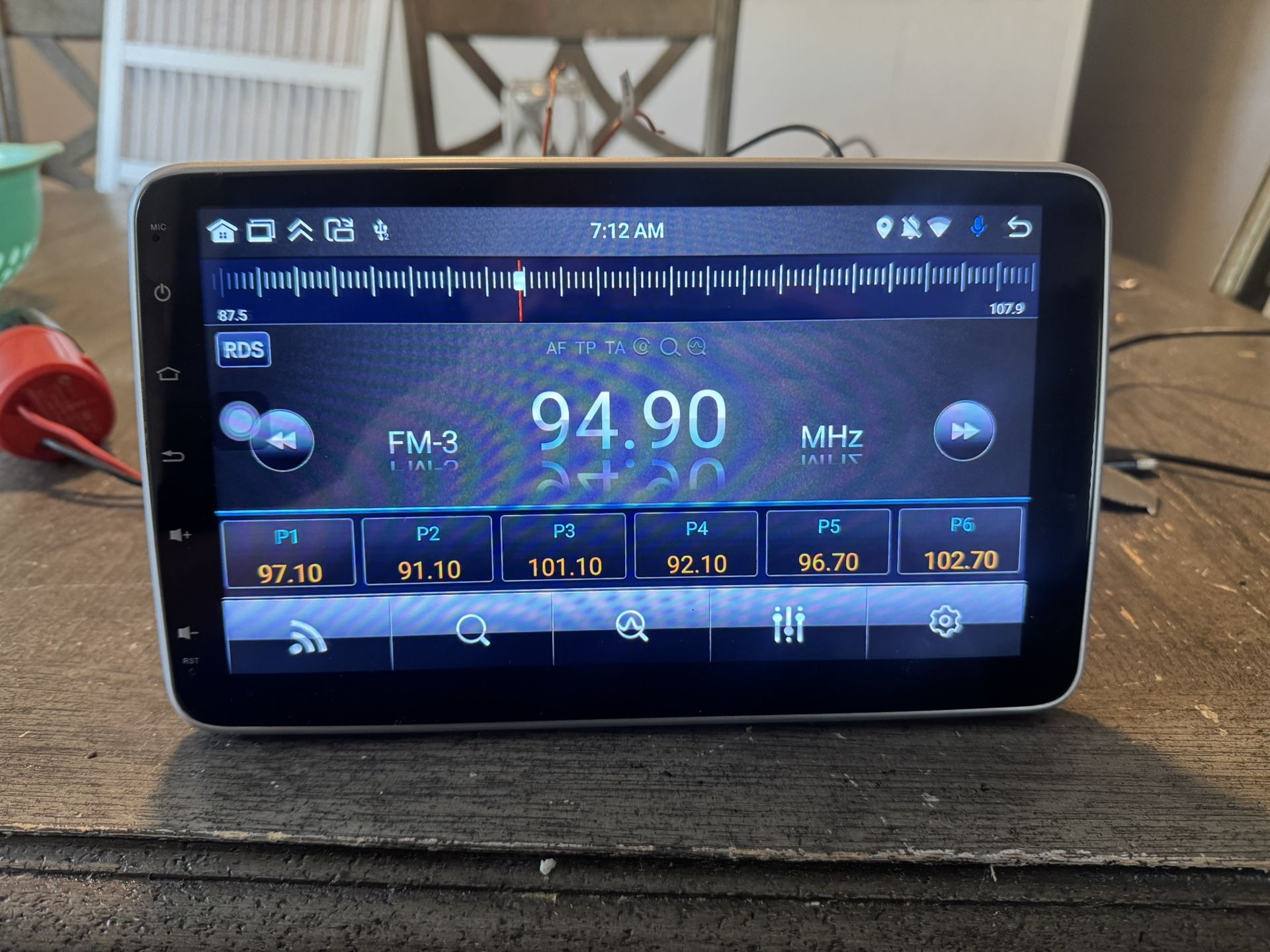 10” Floating Screen Stereo