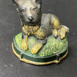 Cast iron dog doorstop. Measures 4” tall x 4” wide. Weight of 1 lb 4 ounces.