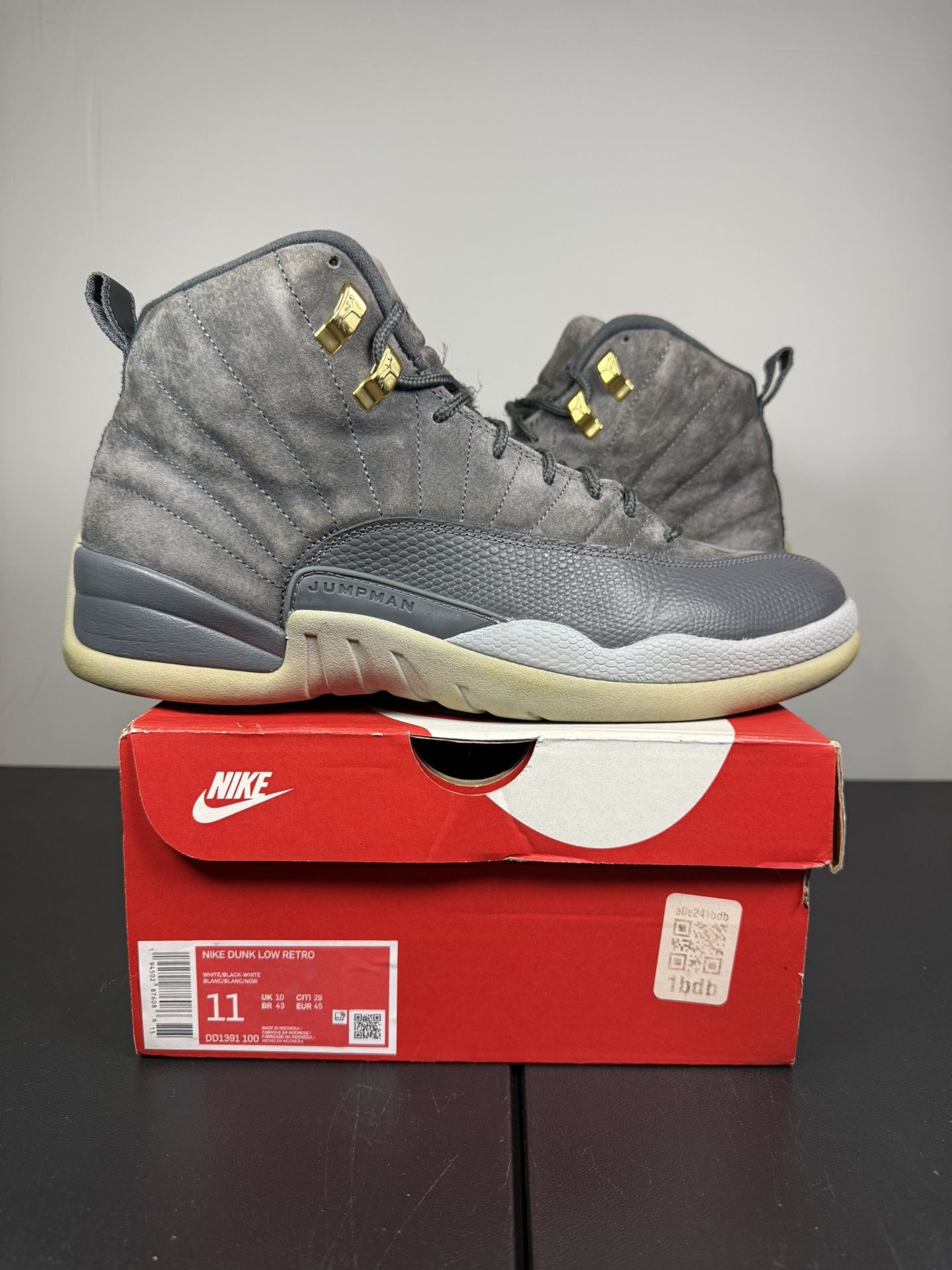Jordan 12 Dark Grey Size 11m comes with replacement box