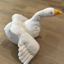 Vintage White Plush Goose Décor – Large Soft Stuffed Goose