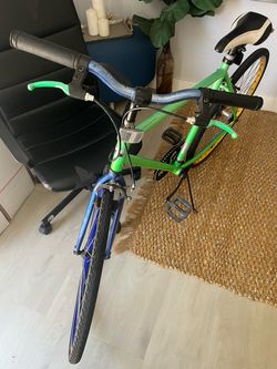 Green thruster sequence fixed gear bike