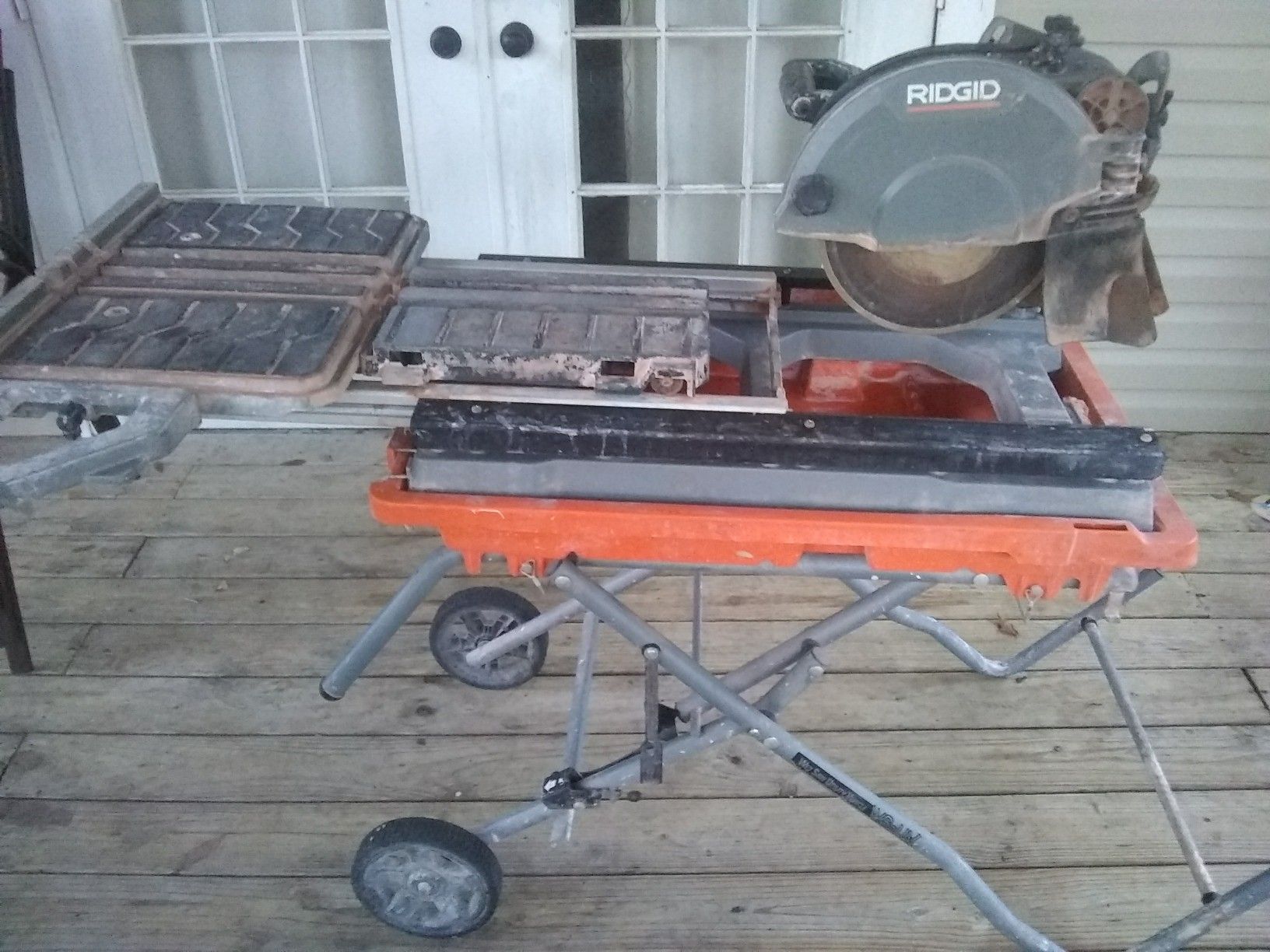 Tile cutting machine