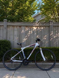 GT Transeo 1.0 Medium Hybrid Bike – Hydraulic Disc Brakes