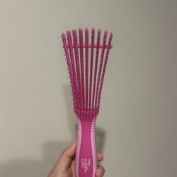 Free adjustable hair brush (Kiss)