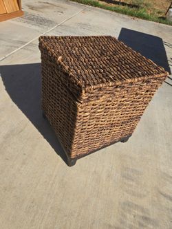 Woven seagrass storage ottoman/ end table