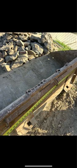Skid steer bucket