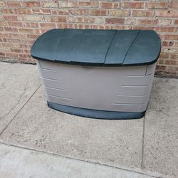 Outdoor Indoor storage box shed Rubbermaid for Sale in River