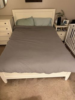 Beautiful Crate & Barrel Harbor bedroom set, made in Italy 🇮🇹 and discontinued.