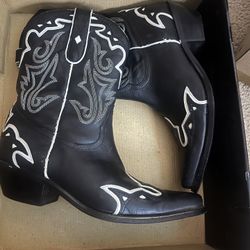 pointed toe cowboy boots