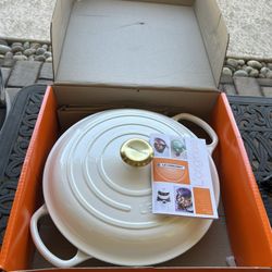 Brand New, Never Used Le Creuset Signature Enameled Cast Iron Braiser