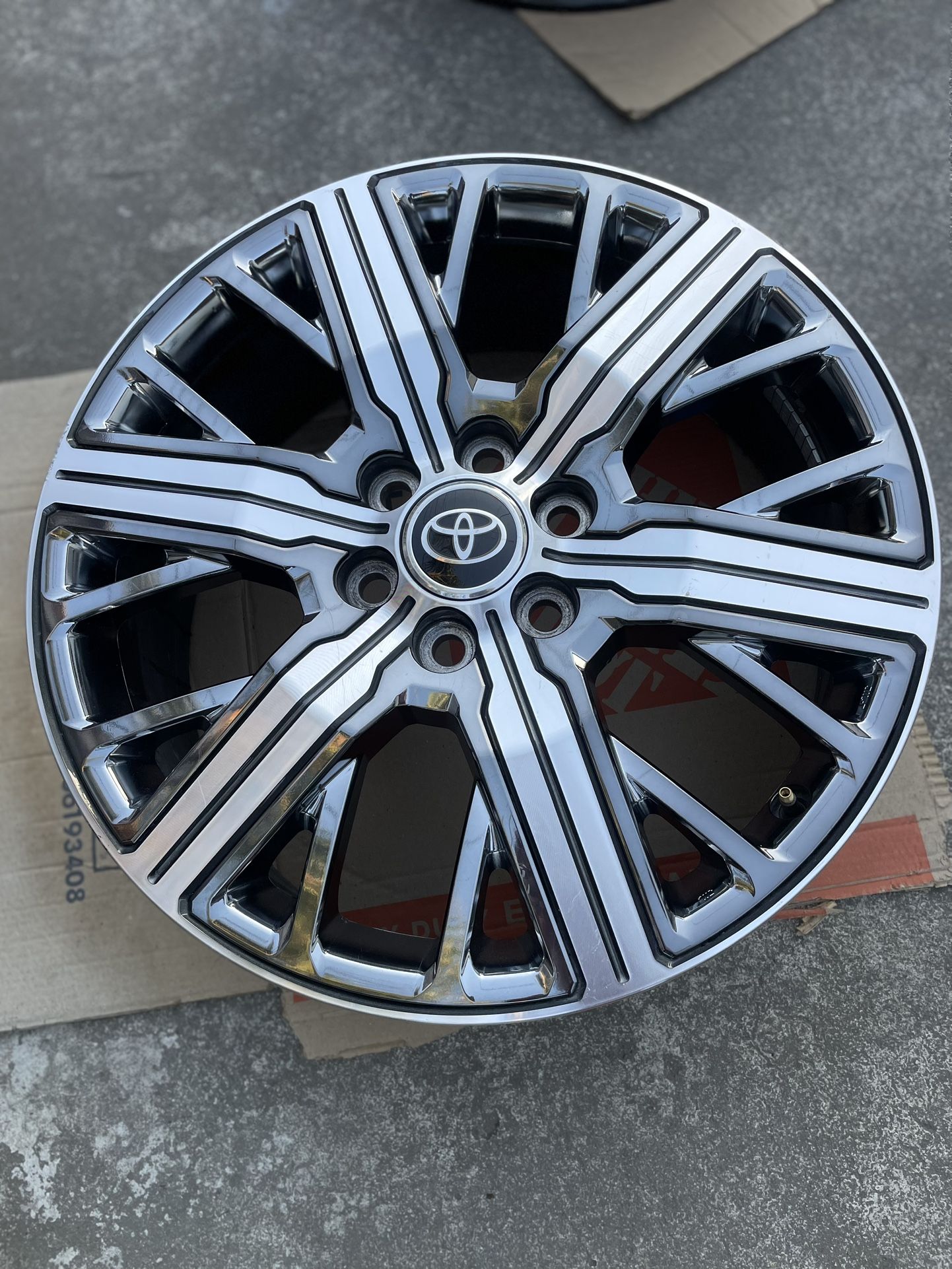 2023 Toyota tundra capstone 22’ rim