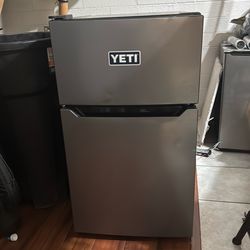 Hisense 3.3-cu ft Mini Fridge with Freezer ( Silver ) ENERGY STAR