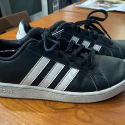 Youth Boys Adidas Size 3 1/2 Black and White Athletic Shoes Barely Used