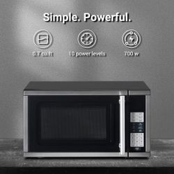 Compact 0.7 cubic feet microwave - Powerful and elegant