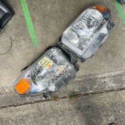 Headlights 2014-2017 Toyota Tundra 