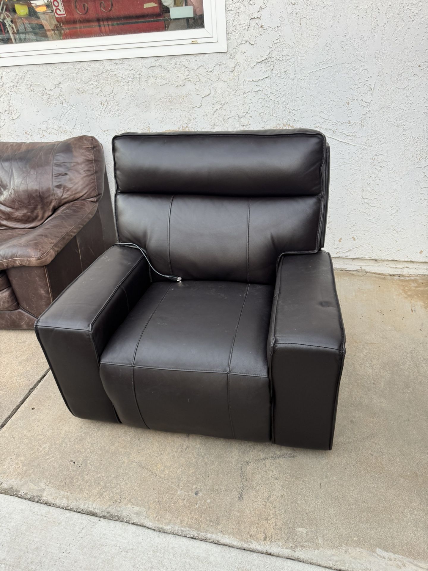 Free large electric reclining chair works good and couch use