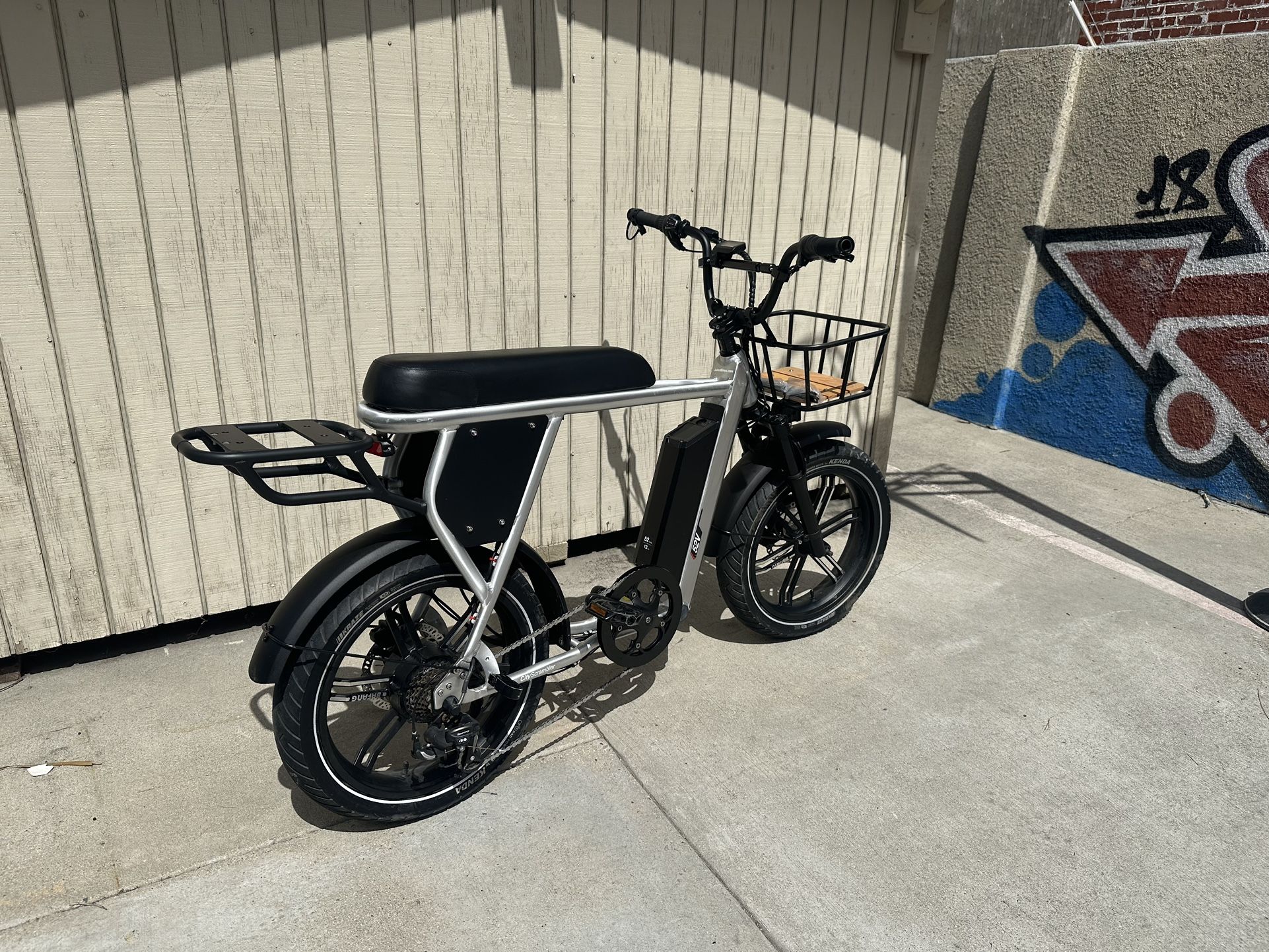 Juiced E bike City Scrambler 30+mph Only 94mi